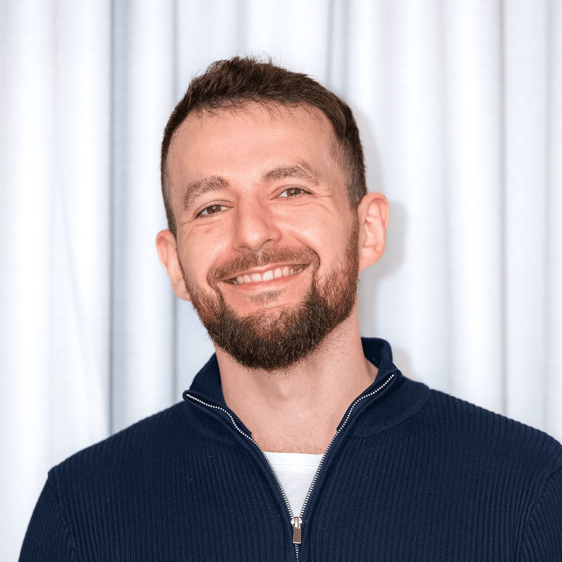 Kamil Zmuda, Claims Gate